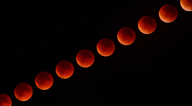 Illustration for article titled 34 Amazing Photos Of The Super Blood Moon